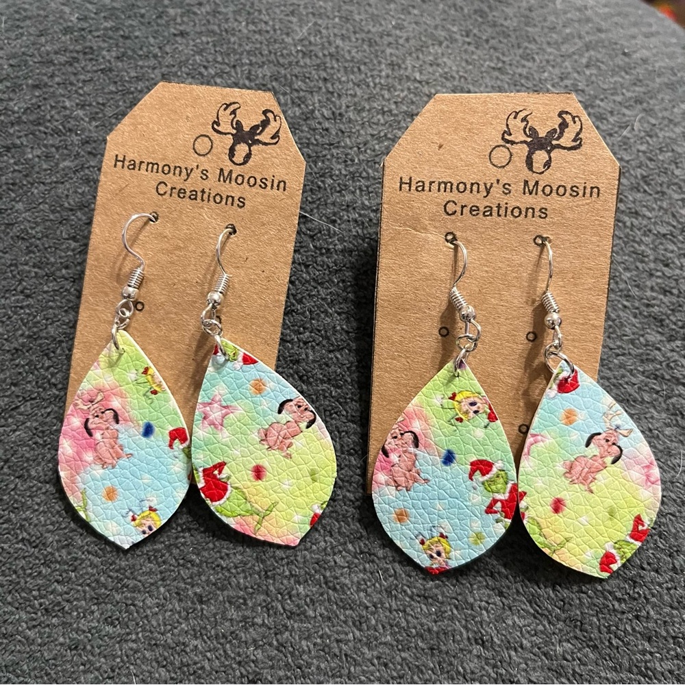 Matching earrings and snap clips.
